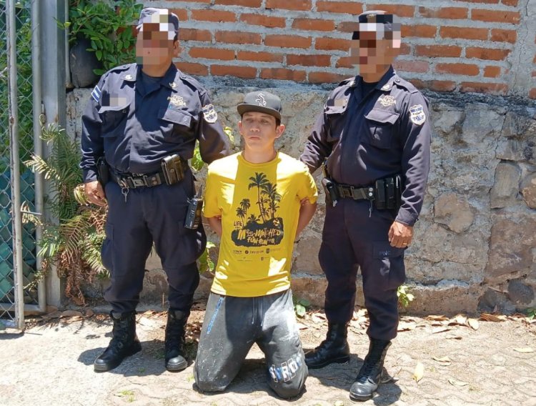 Capturan a sujeto tras robarle a una mujer en Miramontes