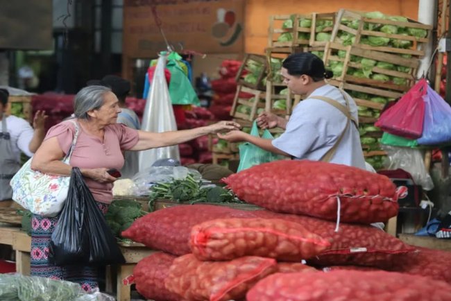 Aumenta el costo de la canasta básica en El Salvador y presiona el bolsillo familiar
