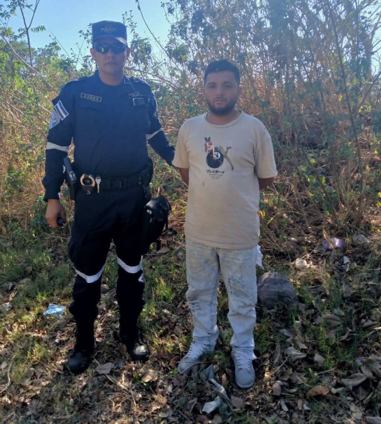 Dos fallecidos, entre ellos un menor de edad, deja accidente de tránsito en autopista a Comalapa.